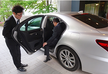 車のドアを開ける役員専属お抱え運転手の写真